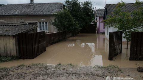Паводок в Чернівцях: рівень води у річці перевищив 6 метрів