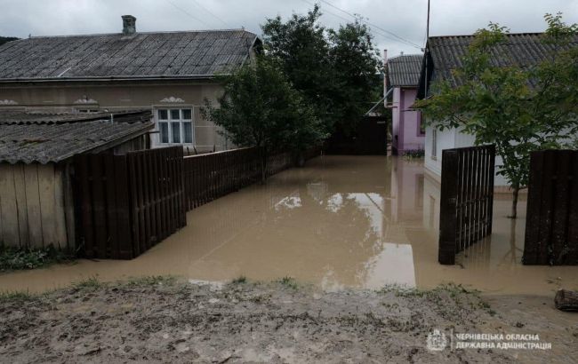 Паводок в Чернівцях: рівень води у річці перевищив 6 метрів