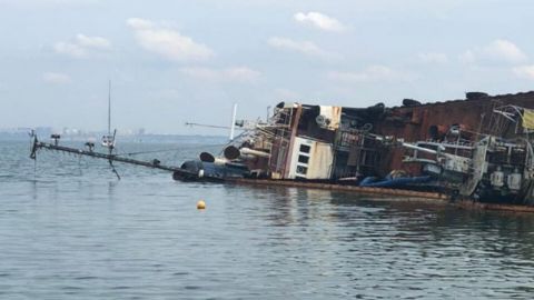 В Одесі закрили пляж через витік палива з танкера "Делфі"