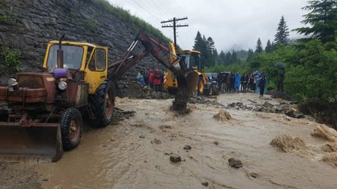 Курорт Буковель затопило: замість доріг течуть річки (відео)