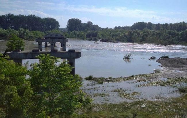 Наводнение в Черновцах полностью снесло мост