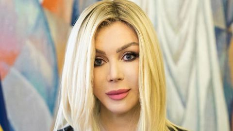 Нежная роза: Ирина Билык очаровала ярким нарядом от украинского дизайнера