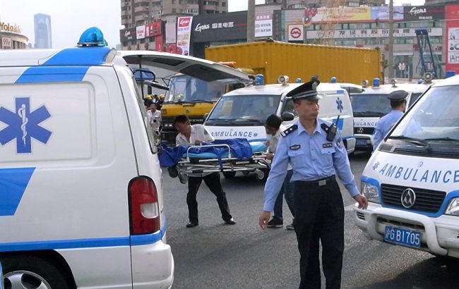 В Китае мужчина с ножом напал на толпу, более десятка пострадавших