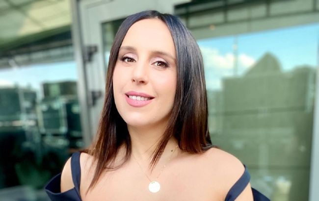 Шкіряна спідниця і яскравий светр: Джамала захопила соковитим осіннім образом