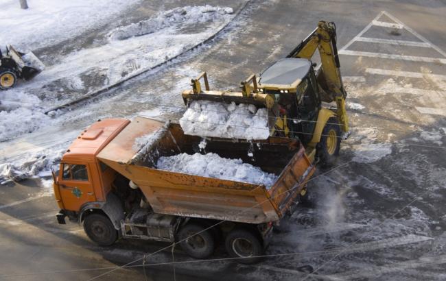 Киевские коммунальщики вывезли более 2,2 тысяч тонн снега