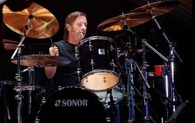 Барабанщика AC/DC посадили под домашний арест