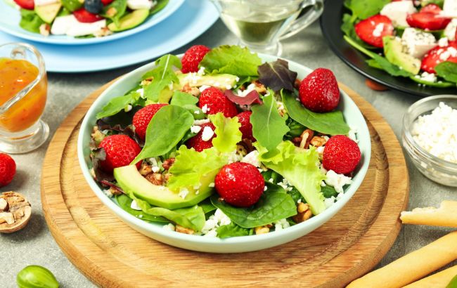 Літній боул з полуницею, мікрозеленню і квасолею: несподівано смачно