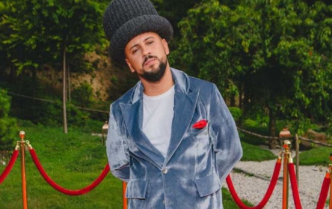 Прекрасная муза: MONATIK покорил сеть портретом жены-красавицы