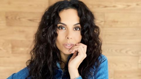 Летящей походкой: Настя Каменских эффектно продефилировала по улице в мини-юбке