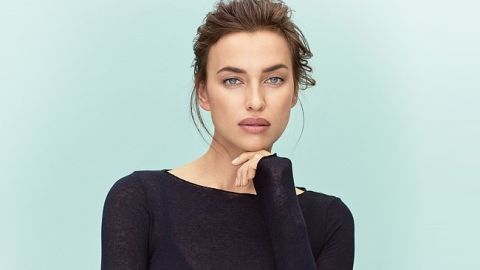 Совершенная: Ирина Шейк показала стройную фигуру в соблазнительном кружевном комплекте