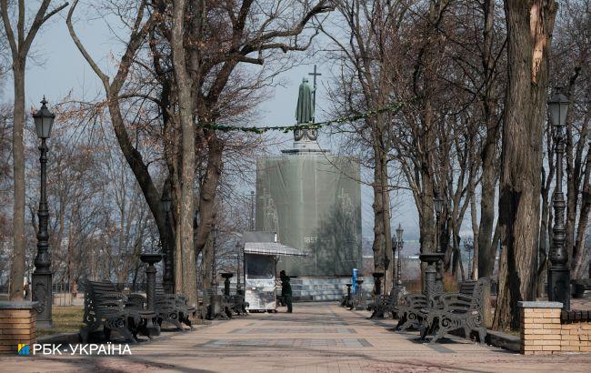 На заході дощі та вітер, місцями в країні прогріє до +10: погода на завтра