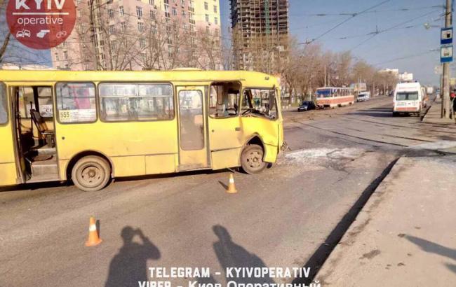 В Киеве столкнулись маршрутка и трамвай, есть пострадавшие