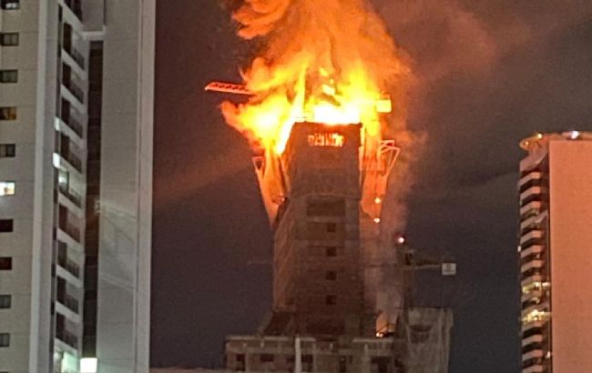 В Бразилии вспыхнул 33-этажный небоскреб (фото, видео)