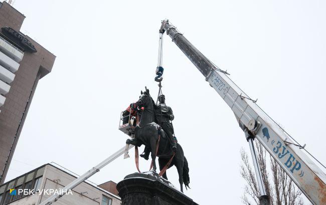 У Києві демонтують пам'ятник Щорсу: фото