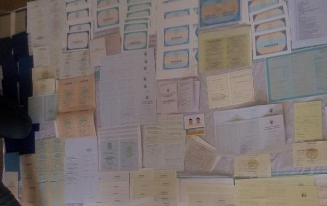 Киберполиция припинила діяльність ОЗУ, яке займалося підробкою документів