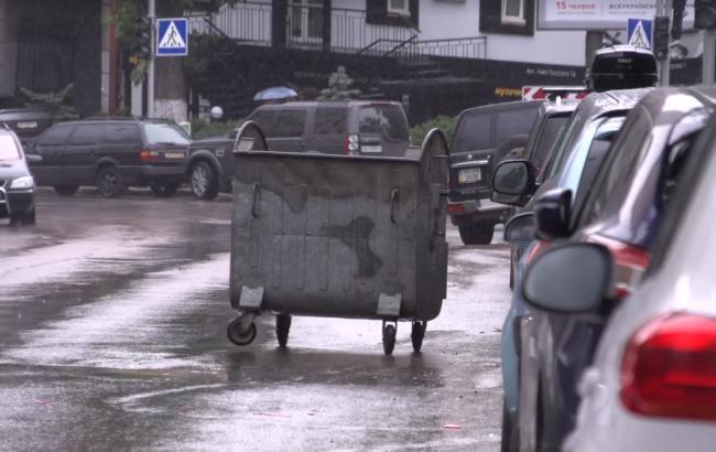 "Восстание против машин": в центре Киева мусорный бак растолкал авто и "станцевал" вальс (видео)