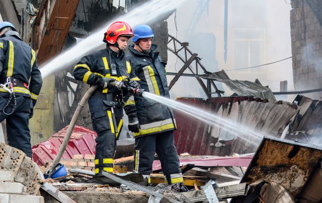 Россияне атаковали жилой квартал Херсона, в огненной ловушке оказалась семья с детьми