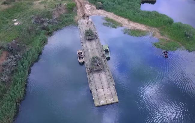 У мережі показали, як українські військові спритно переправляють танки через річку