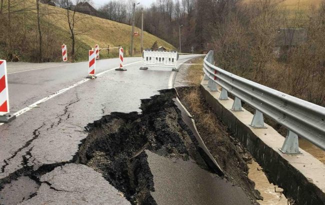 На Закарпатті попередили про зсуви, постраждав один з автошляхів