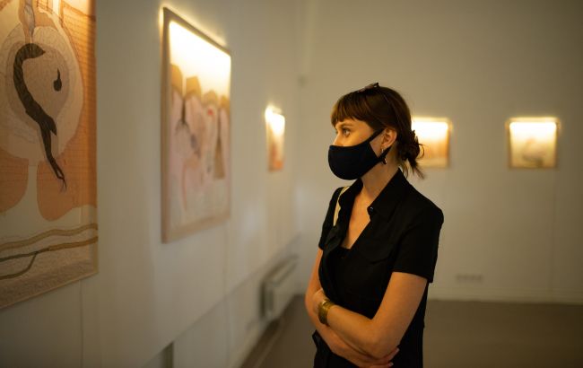 В Харьковской муниципальной галерее выключили свет из-за "Нейлоновой" выставки Nude