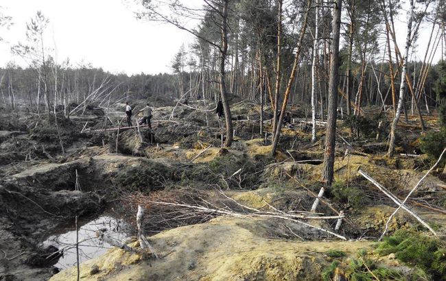 На Волині прикордонники виявили два місця незаконного видобутку бурштину