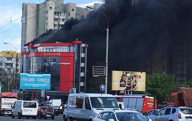 В центре Кишинева сгорела часть торгового центра
