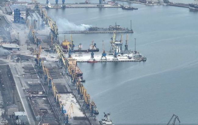 Росія перетворює порт Маріуполя на великий хаб для експорту краденого зерна, - ISRP