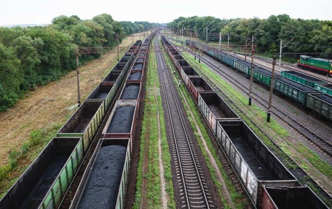 В "Укрзалізниці" розповіли, скільки вивезли вугілля з окупованого Донбасу в 2016