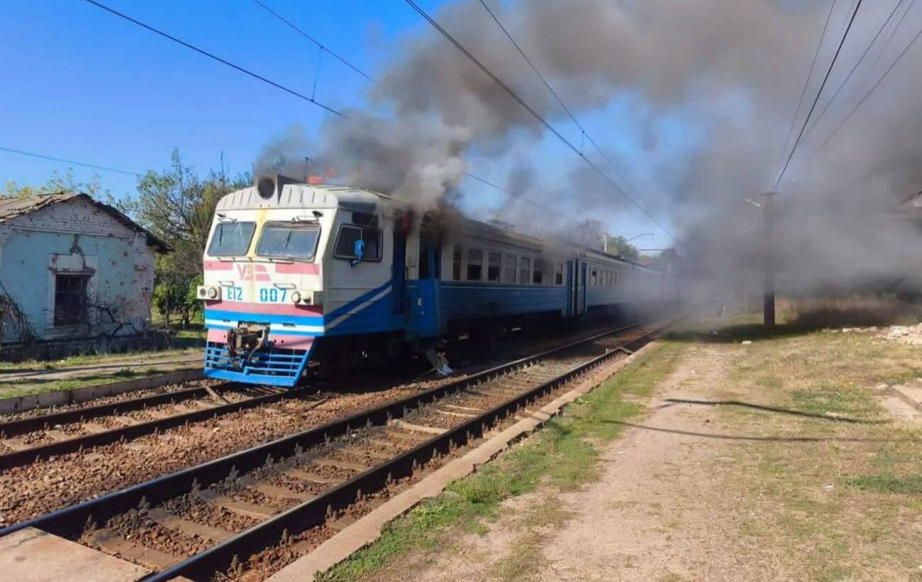 РФ ударила по приміському потягу на Харківщині: є тяжко поранені