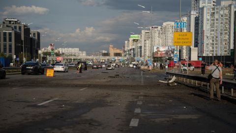 У Києві спалахнула пожежа внаслідок дронової атаки: перші деталі
