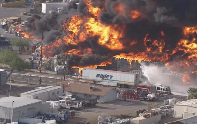 В США произошел масштабный пожар на заводе по переработке отходов