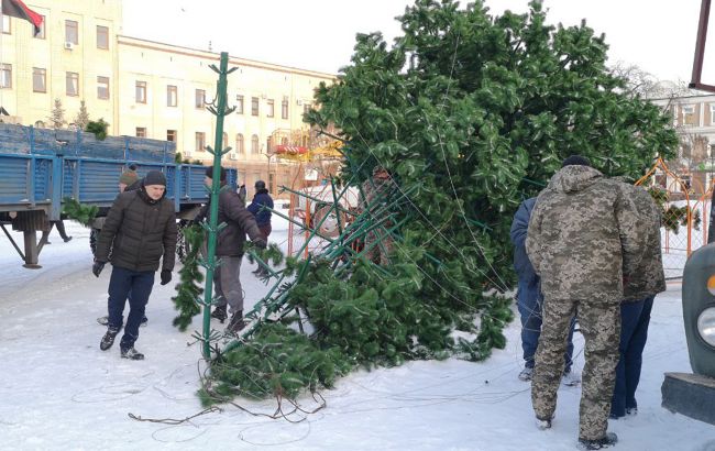 В центре Кропивницкого ветер повалил главную елку города