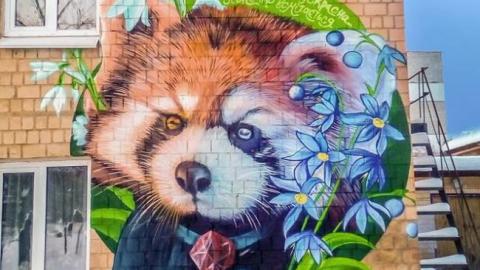 У Києві з'явилася червона панда: художник до 8 березня прикрасив фасад столичної будівлі (фото)