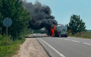 Росія атакувала автоцистерну на трасі в Одеській області, є жертви