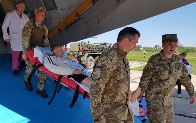 Потрібна допомога: в Одесу на літаку доставили поранених бійців ВСУ (фото)