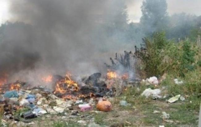 В Киеве пожарные вторые сутки тушат свалку мусора