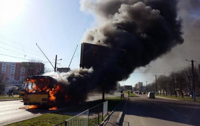Во Львове посреди дороги сгорел троллейбус