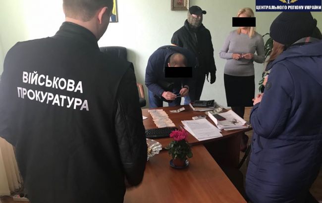 В Киеве на взятке задержали замначальника налоговой в Деснянском районе