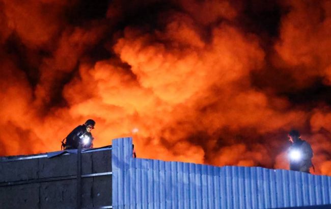 Росія атакувала підприємство поблизу Харкова, спалахнула пожежа