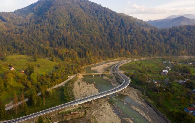 В Черновицкой области идет ремонт уникальной дороги в горной местности