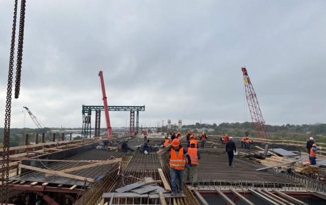 В Запорожье продолжаются работы по строительству мостов