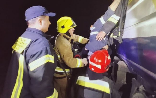 У Львові пасажирський поїзд зіткнувся з електровозом, є поранені