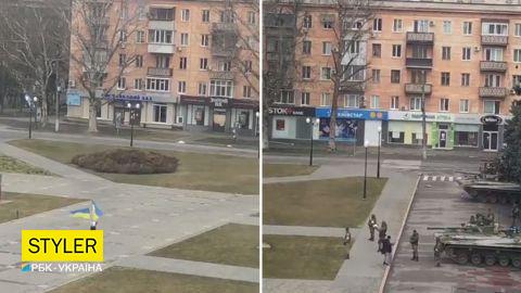 У Херсоні хлопець на центральній площі розмахував державними прапорами перед танками
