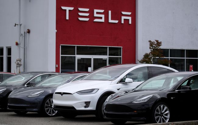 Tesla відкликає понад 320 000 автомобілів у США: в чому причина