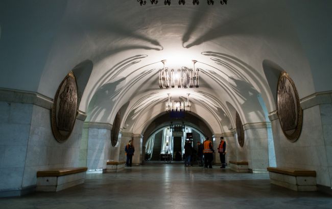 В метро Киева пропал свет: появилось жутковатое видео подземки в потемках