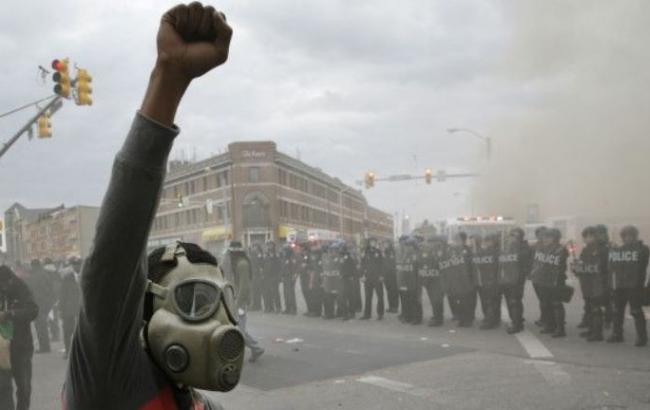 Полиция Балтимора применила слезоточивый газ против протестующих