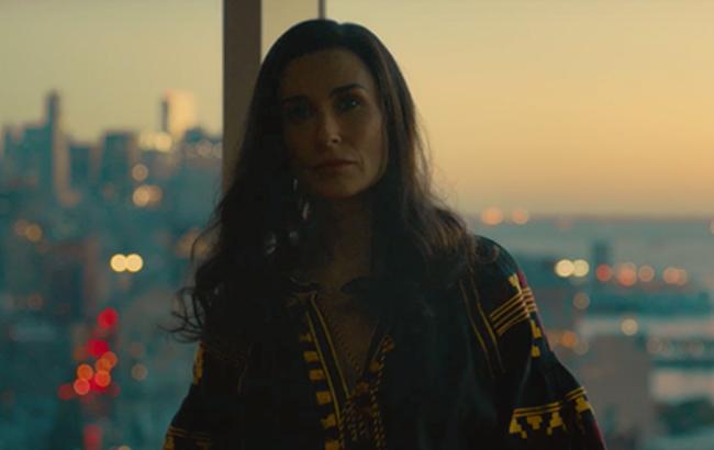 Деми Мур снялась в новом фильме в украинской вышиванке