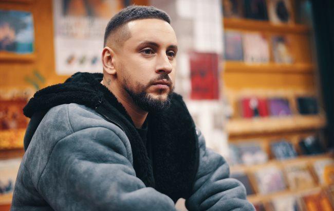 "Данина музиці та естетиці": MONATIK показав вражаючі фото зі зйомок нового кліпу