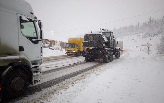 Снегопады в Украине: на перевалах в Карпатах километровые пробки