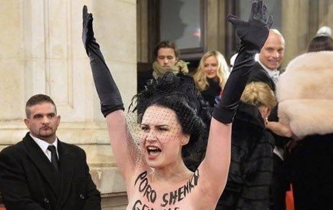 "Пиковая дама": активистка Femen устроила "обнаженный" протест на Венском балу
